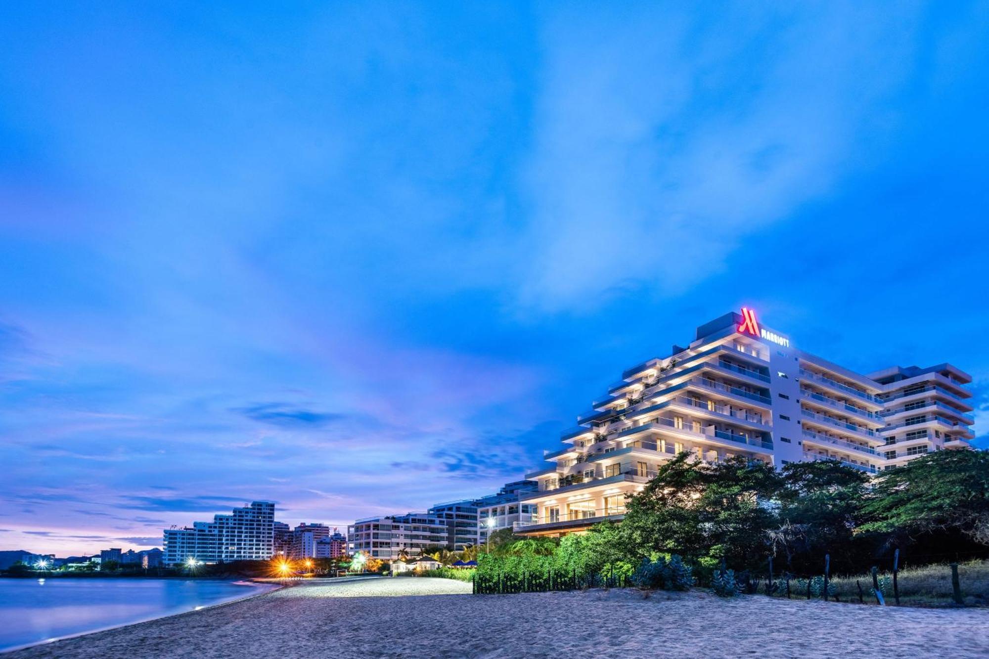 サンタ マルタ マリオット リゾート プラヤ ドルミーダ サンタ・マルタ エクステリア 写真 The hotel at night
