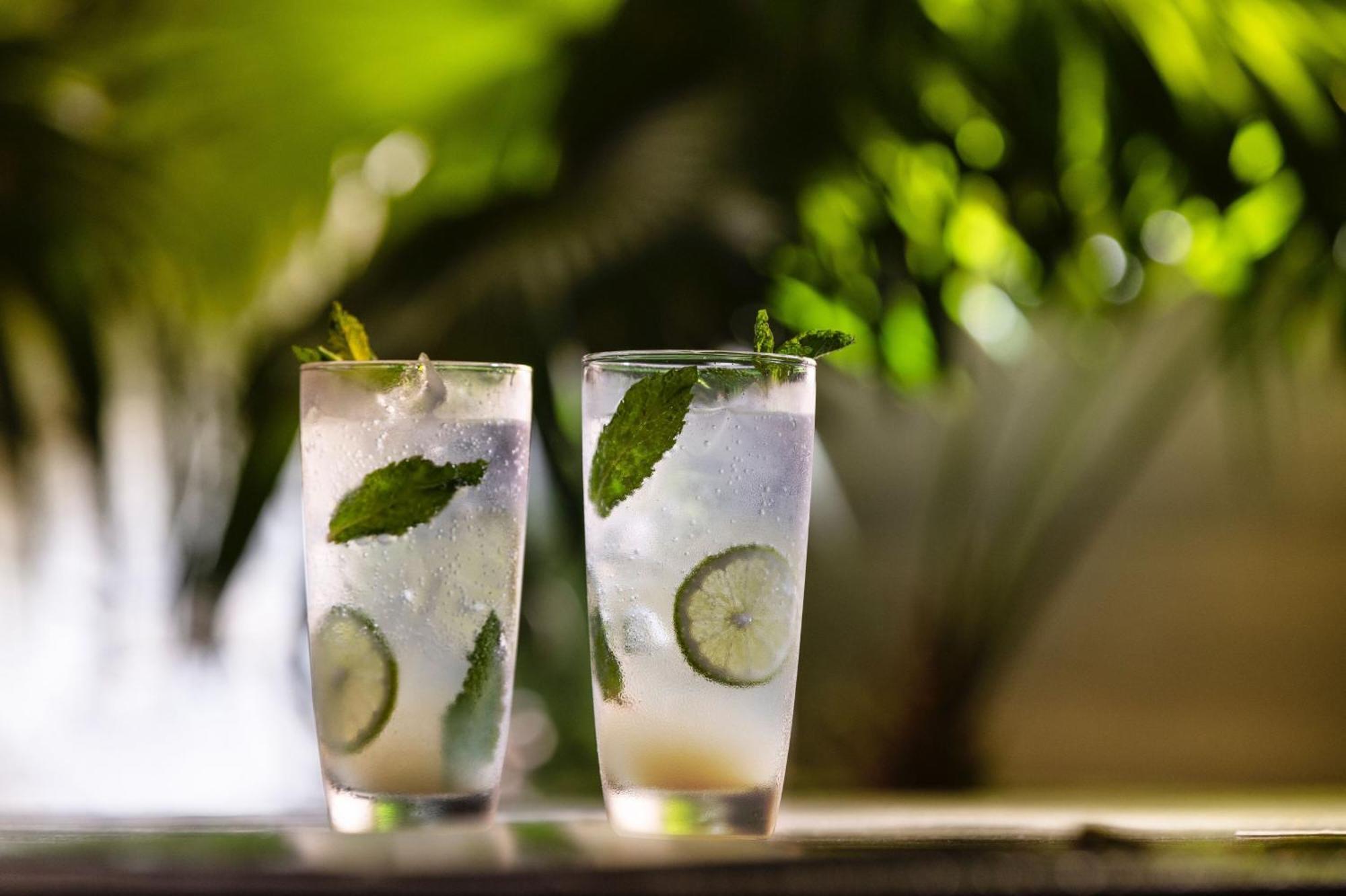 サンタ マルタ マリオット リゾート プラヤ ドルミーダ サンタ・マルタ エクステリア 写真 A caipirinha cocktail