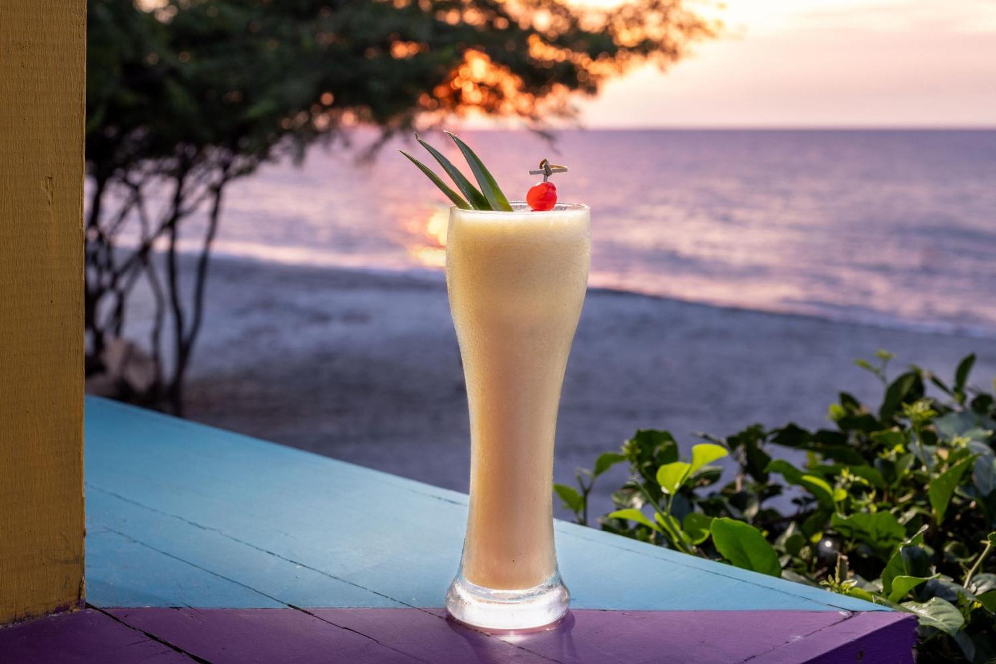 サンタ マルタ マリオット リゾート プラヤ ドルミーダ サンタ・マルタ エクステリア 写真 A piña colada