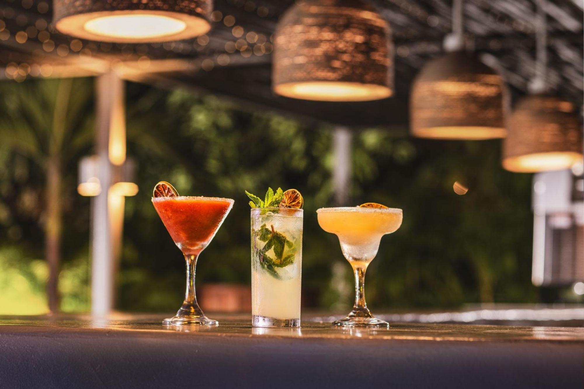 サンタ マルタ マリオット リゾート プラヤ ドルミーダ サンタ・マルタ エクステリア 写真 Cocktails at the bar