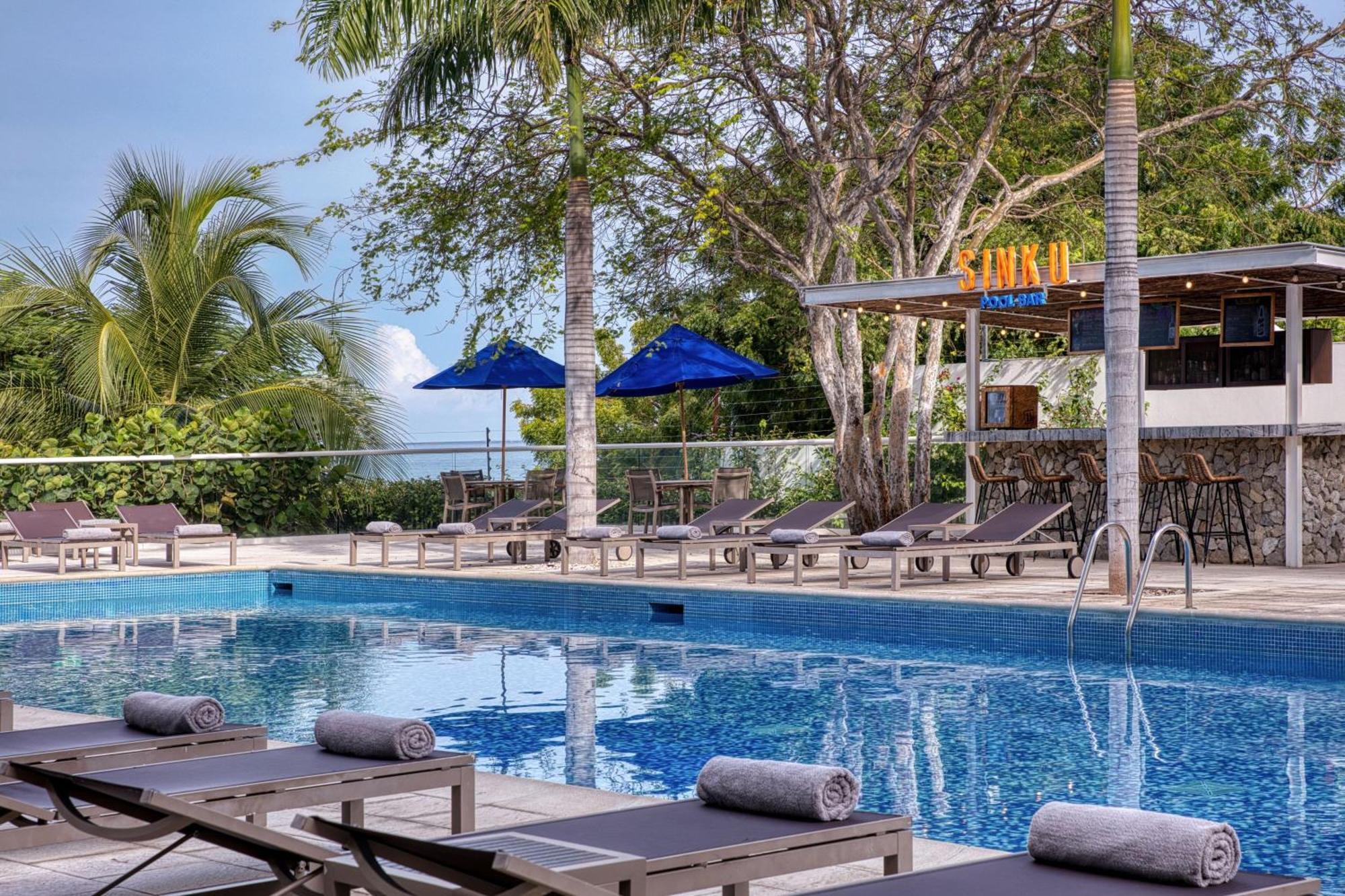 サンタ マルタ マリオット リゾート プラヤ ドルミーダ サンタ・マルタ エクステリア 写真 The swimming pool at the hotel