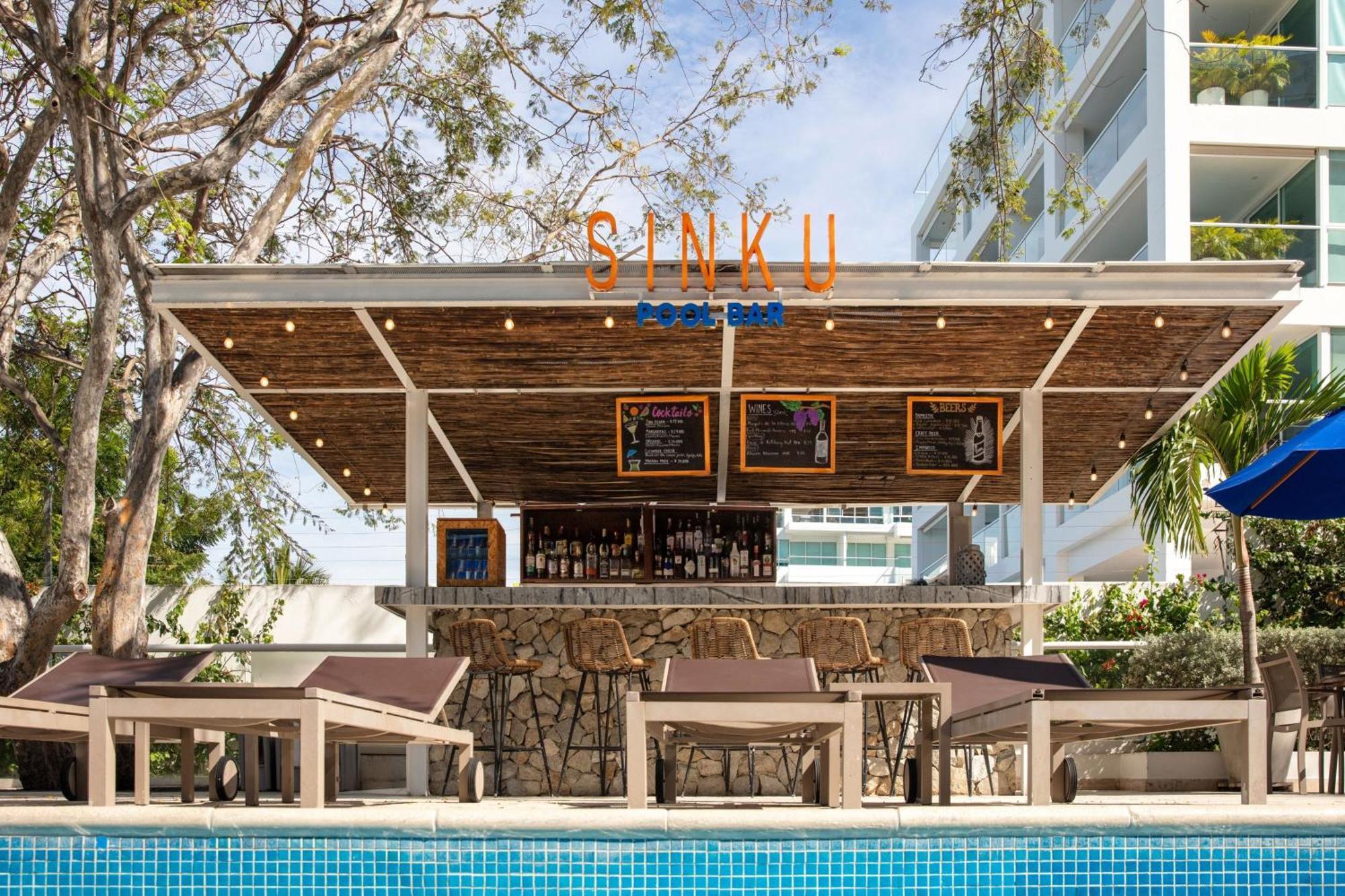 サンタ マルタ マリオット リゾート プラヤ ドルミーダ サンタ・マルタ エクステリア 写真 The pool bar at the hotel