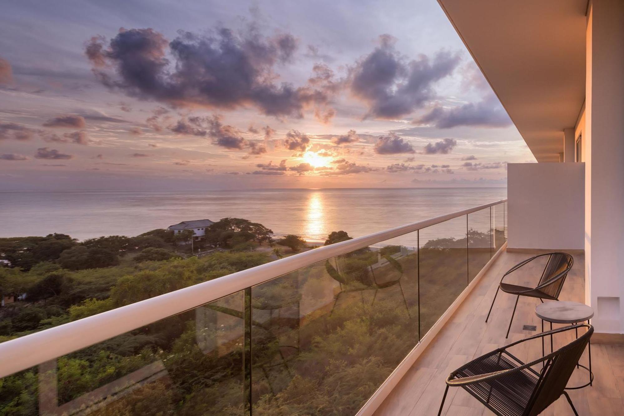 サンタ マルタ マリオット リゾート プラヤ ドルミーダ サンタ・マルタ エクステリア 写真 Sunset view from a balcony