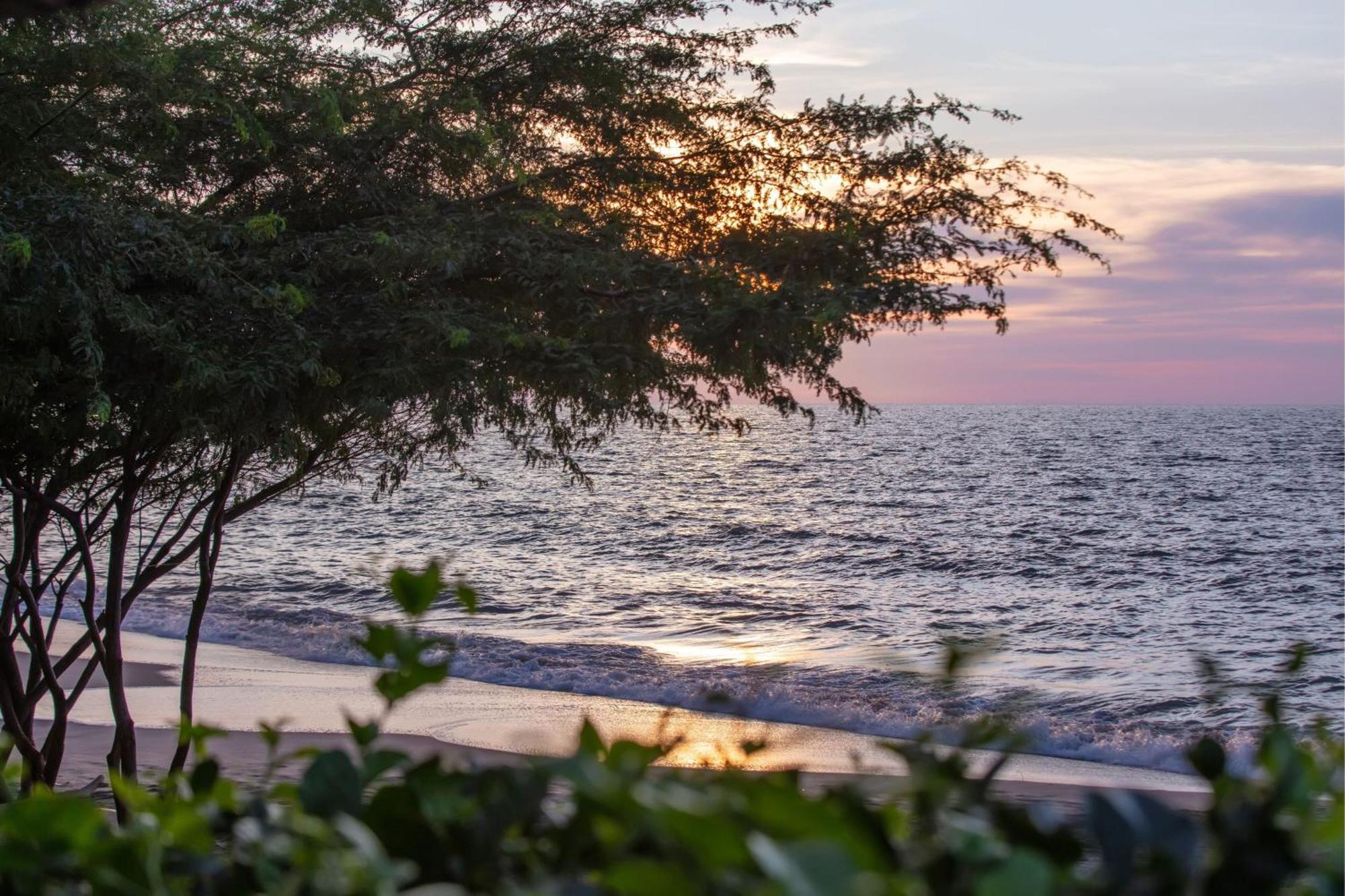 サンタ マルタ マリオット リゾート プラヤ ドルミーダ サンタ・マルタ エクステリア 写真 Sunset at the beach
