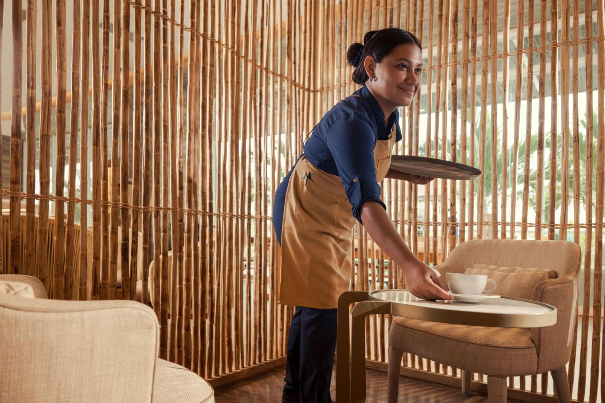 サンタ マルタ マリオット リゾート プラヤ ドルミーダ サンタ・マルタ エクステリア 写真 A hotel staff