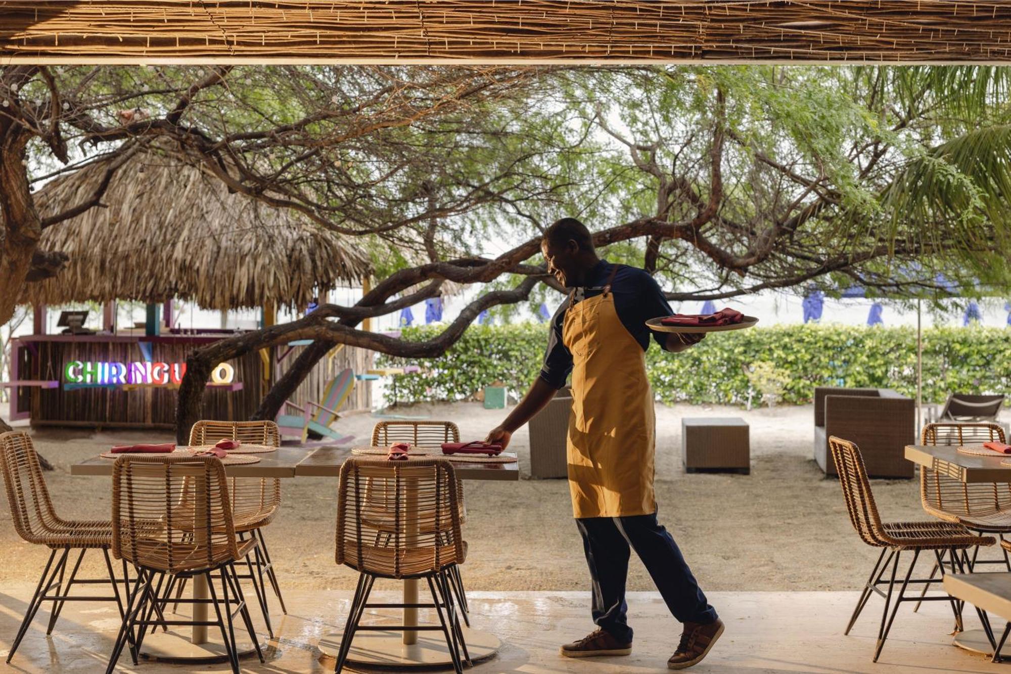 サンタ マルタ マリオット リゾート プラヤ ドルミーダ サンタ・マルタ エクステリア 写真 A waiter clearing a table