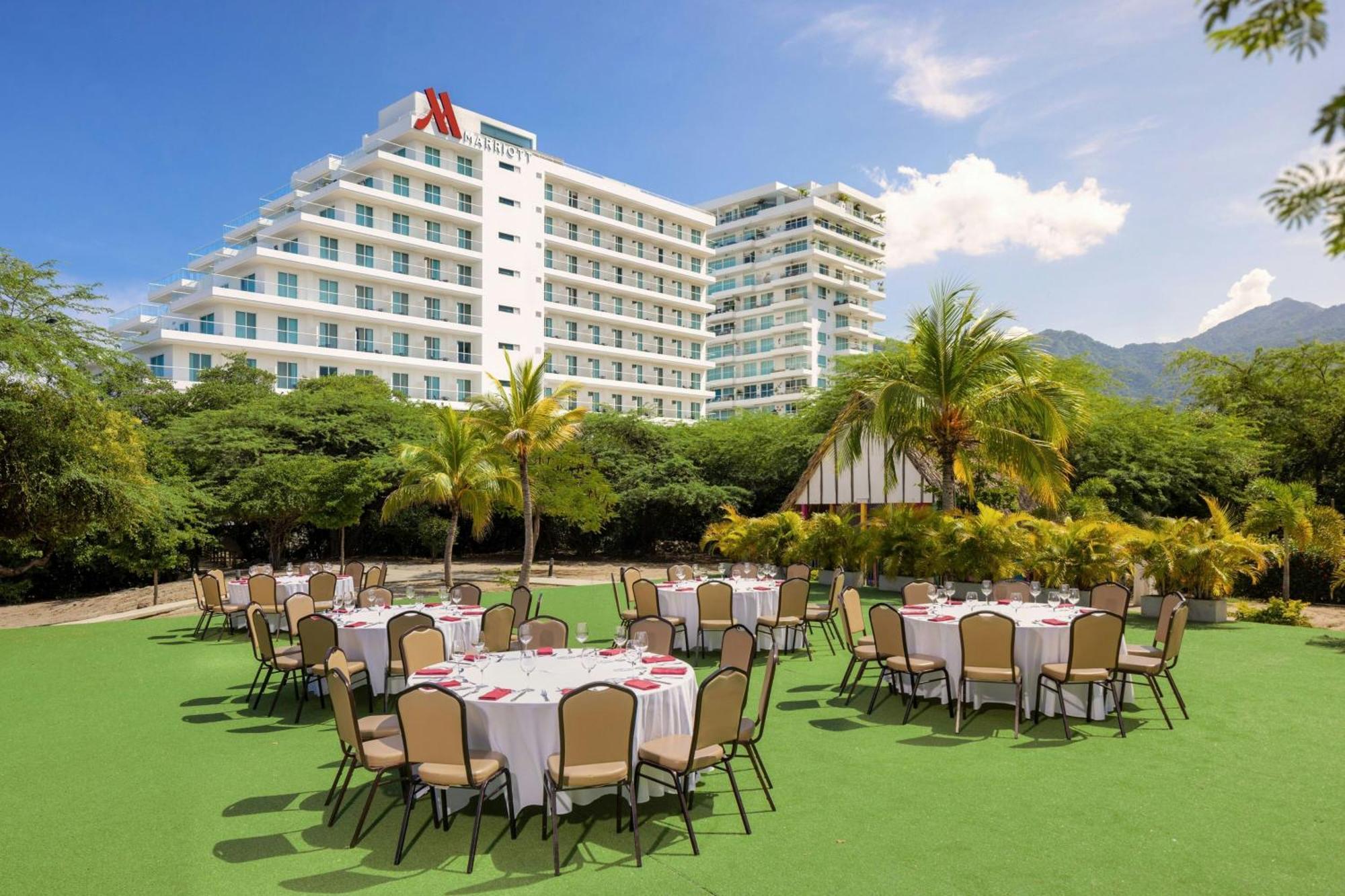 サンタ マルタ マリオット リゾート プラヤ ドルミーダ サンタ・マルタ エクステリア 写真 The lawn at the hotel