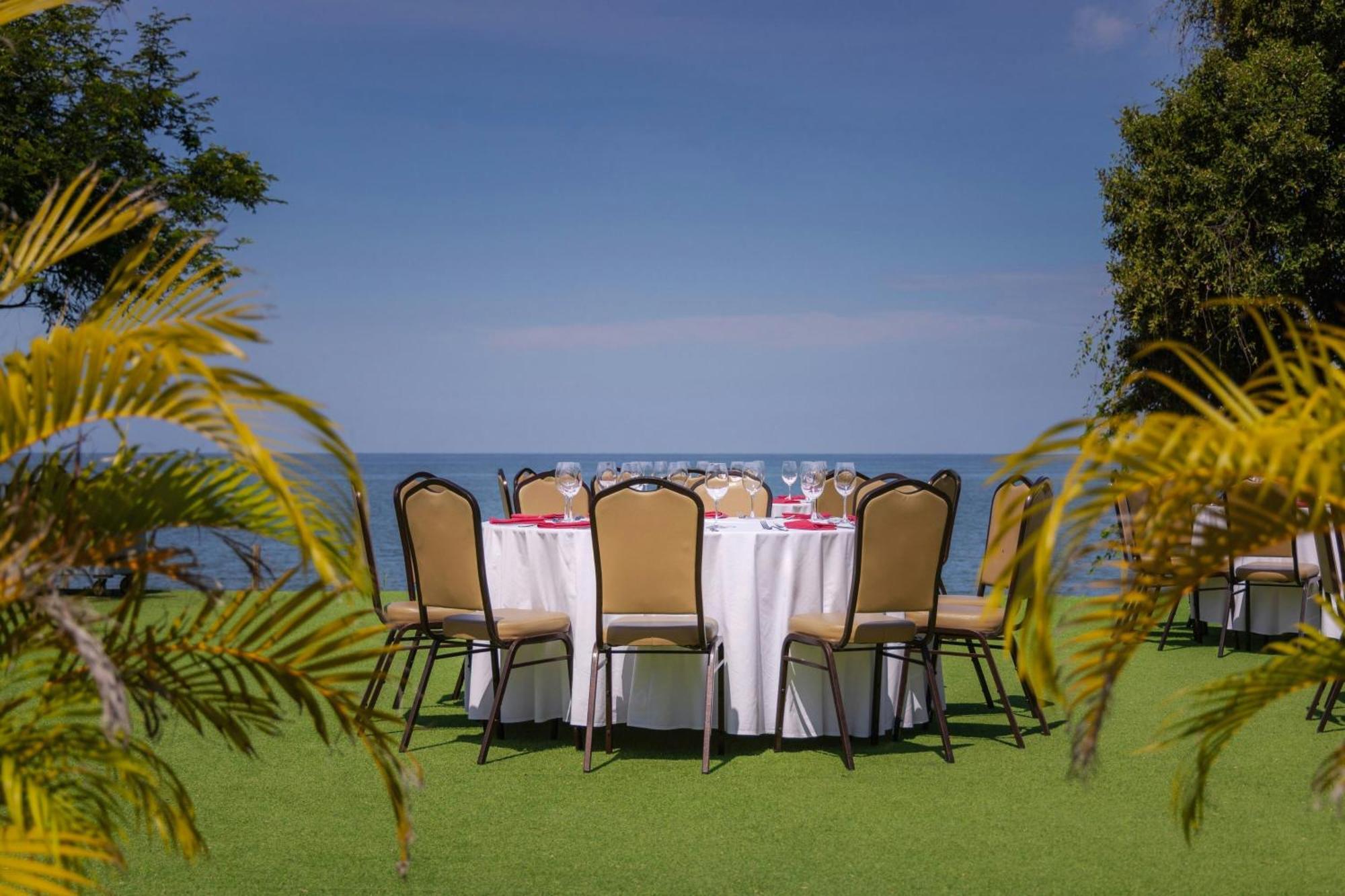 サンタ マルタ マリオット リゾート プラヤ ドルミーダ サンタ・マルタ エクステリア 写真 The lawn at the hotel